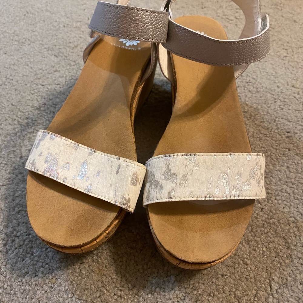 Yellowbox. Size 8. Wedge, white and silver Yellow Box.